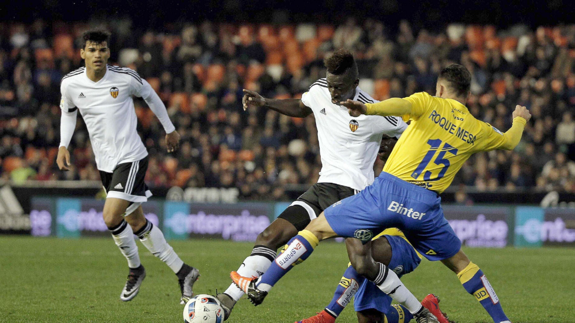 Zahibo conduce el bal&oacute;n ante la defensa de Las Palmas