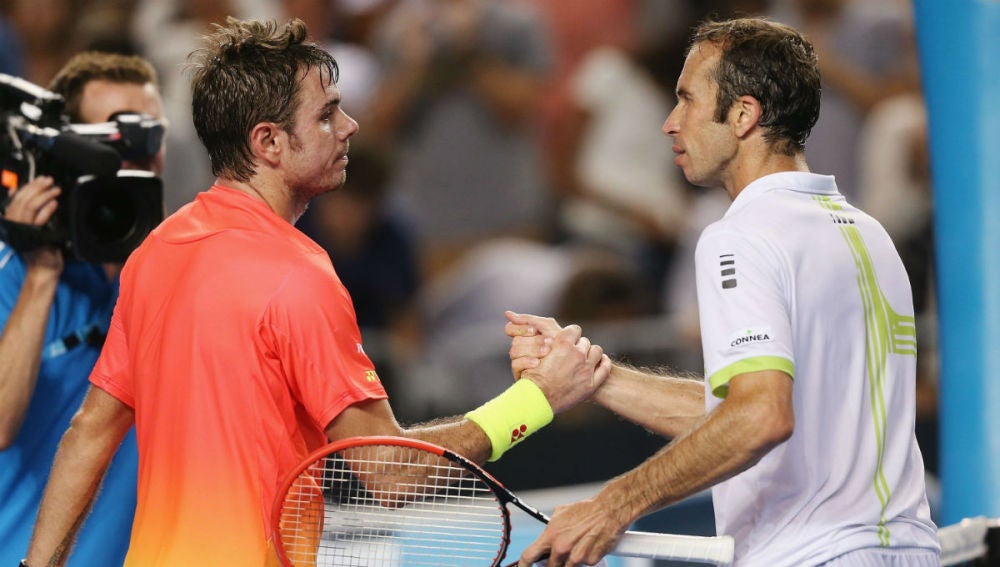 Wawrinka saluda a Stepanek tras el partido