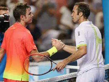 Wawrinka saluda a Stepanek tras el partido Wawrinka saluda a Stepanek tras el partido