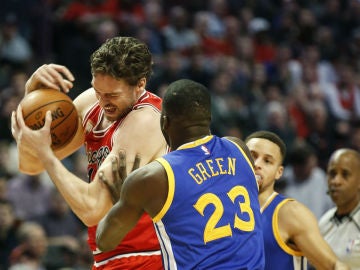 Pau Gasol defiende un balón ante Green y Curry