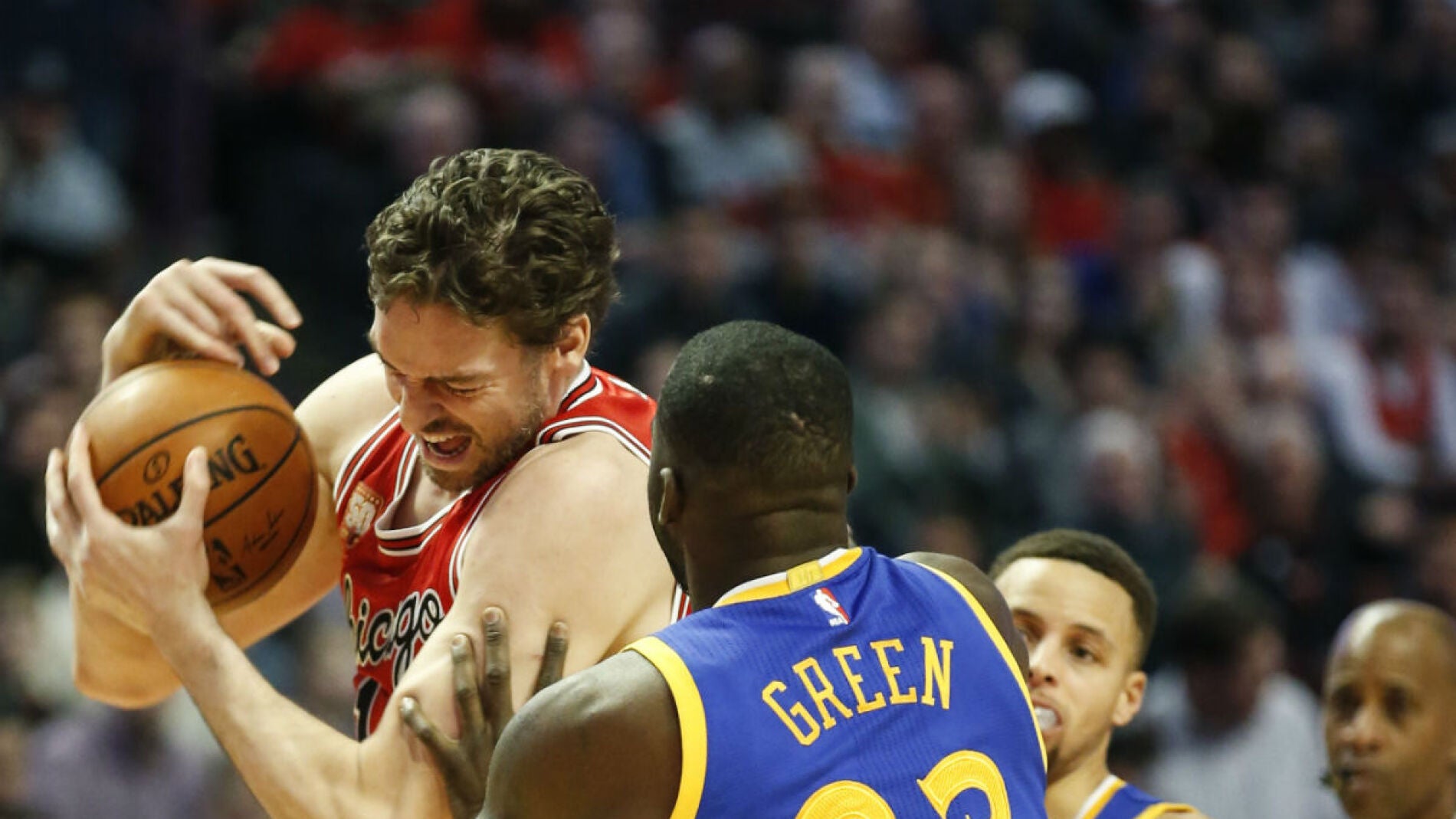 Pau Gasol defiende un bal&oacute;n ante Green y Curry