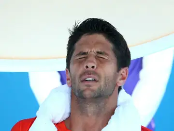 Verdasco trata de combatir el calor en su partido ante Sela Verdasco trata de combatir el calor en su partido ante Sela