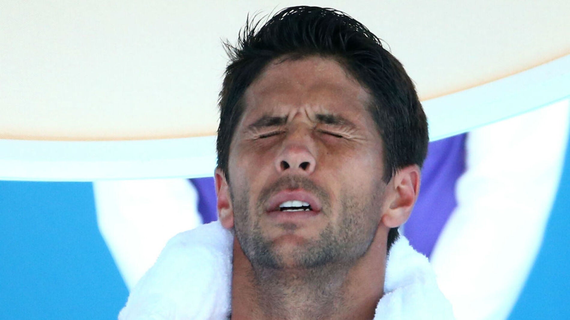 Verdasco trata de combatir el calor en su partido ante Sela