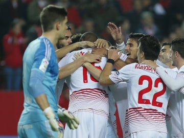 Los jugadores del Sevilla celebran el gol de N'Zonzi