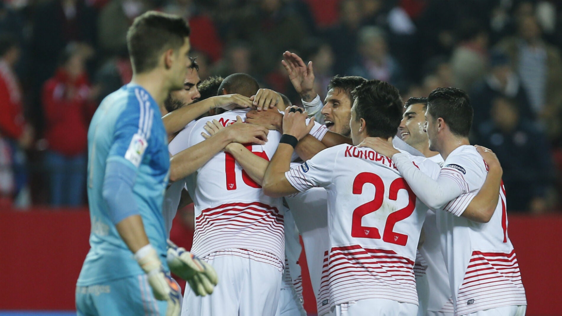 Los jugadores del Sevilla celebran el gol de N'Zonzi