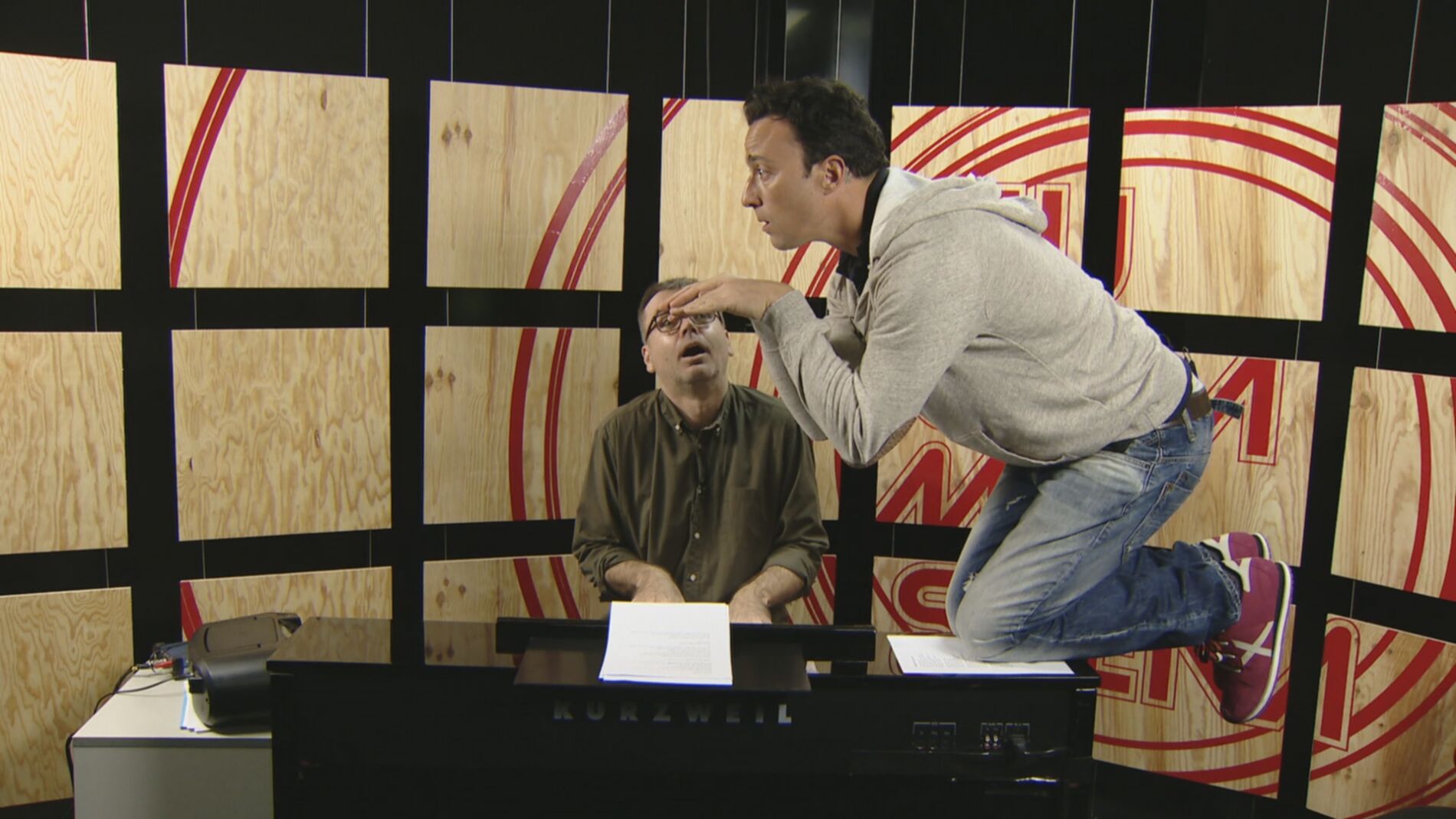 Pablo Puyol y Arnau Vil&agrave; en los ensayos de 'Tu cara me suena'