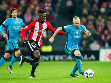 Andrés Iniesta en el duelo contra el Athletic Andrés Iniesta en el duelo contra el Athletic
