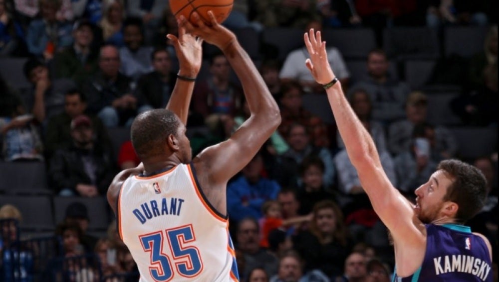 Durant, en acción ante los Hornets