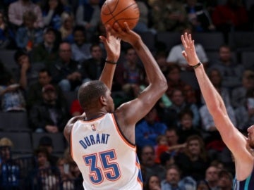 Durant, en acción ante los Hornets