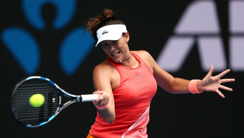 Garbiñe Muguruza golpea un 'drive' ante Kirsten Flipkens