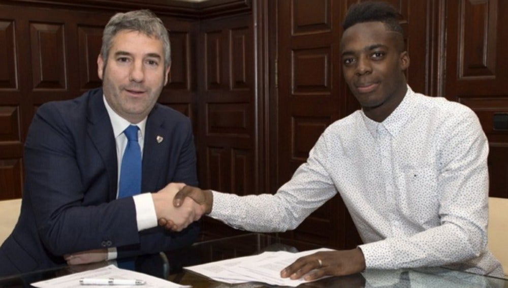 Iñaki Williams en su acto de renovación con el presidente