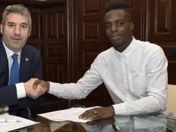 Iñaki Williams en su acto de renovación con el presidente Iñaki Williams en su acto de renovación con el presidente