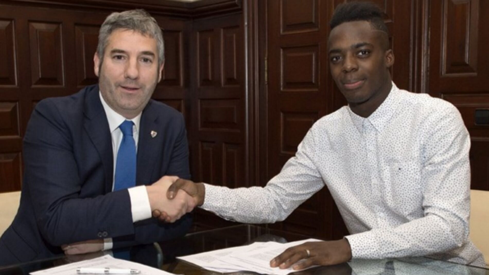I&ntilde;aki Williams en su acto de renovaci&oacute;n con el presidente