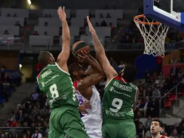Cory Higgins entra a canasta ante la defensa del Baskonia Cory Higgins entra a canasta ante la defensa del Baskonia