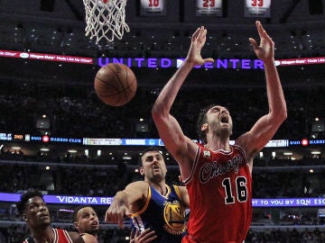 Pau Gasol trata de capturar un balón