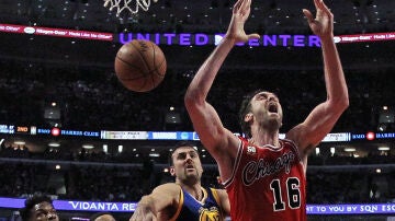 Pau Gasol trata de capturar un balón