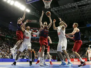 Ante Tomic lanza a canasta ante la defensa rival Ante Tomic lanza a canasta ante la defensa rival