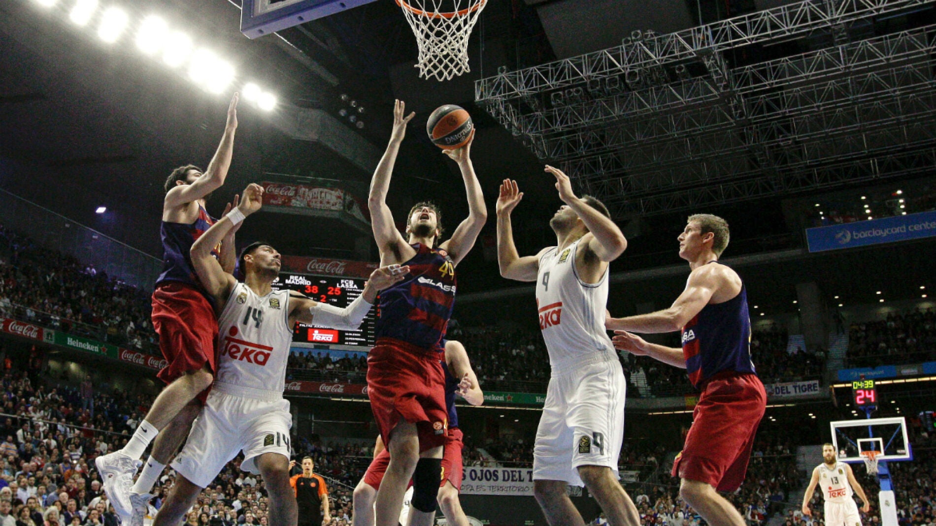 Ante Tomic lanza a canasta ante la defensa rival