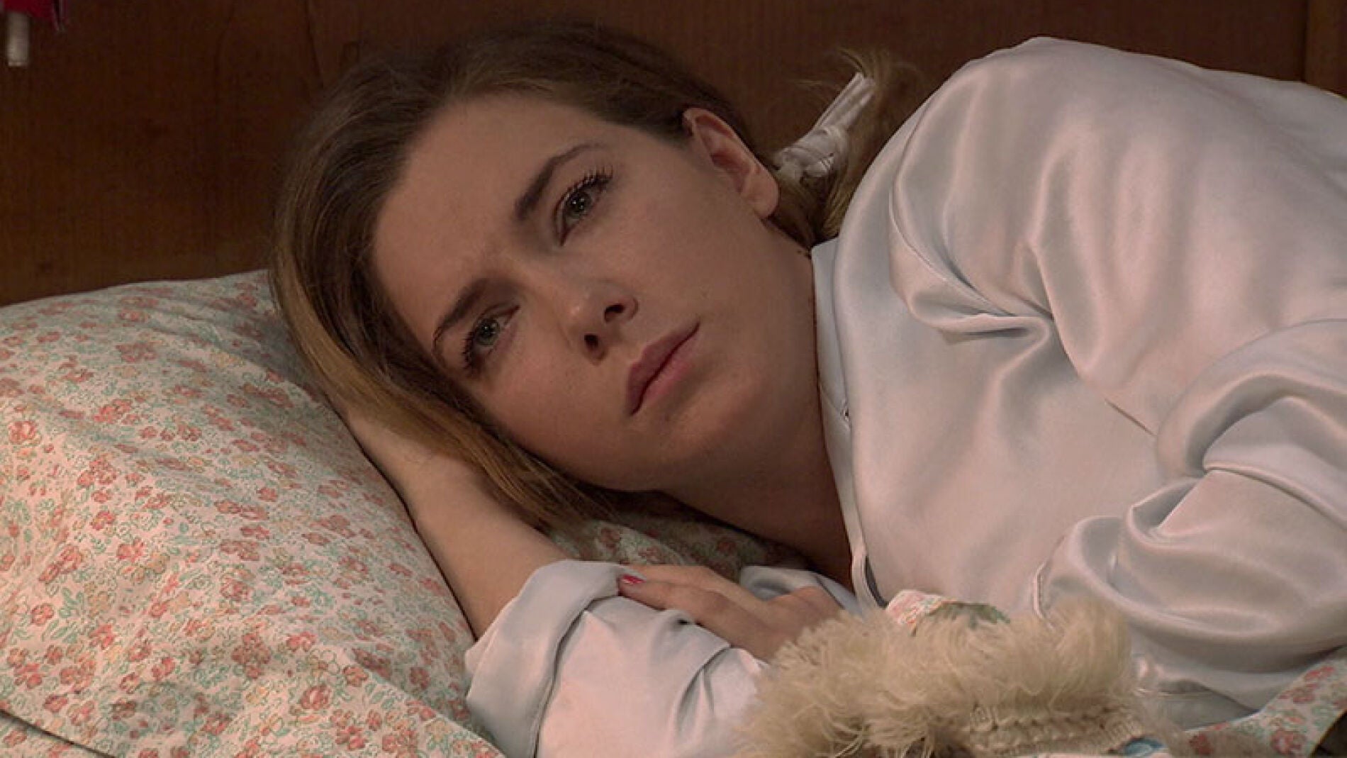 &bull; Leonor confiesa a su hermana que est&aacute; embarazada.