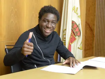 Dongou firma su contrato con el Zaragoza Dongou firma su contrato con el Zaragoza