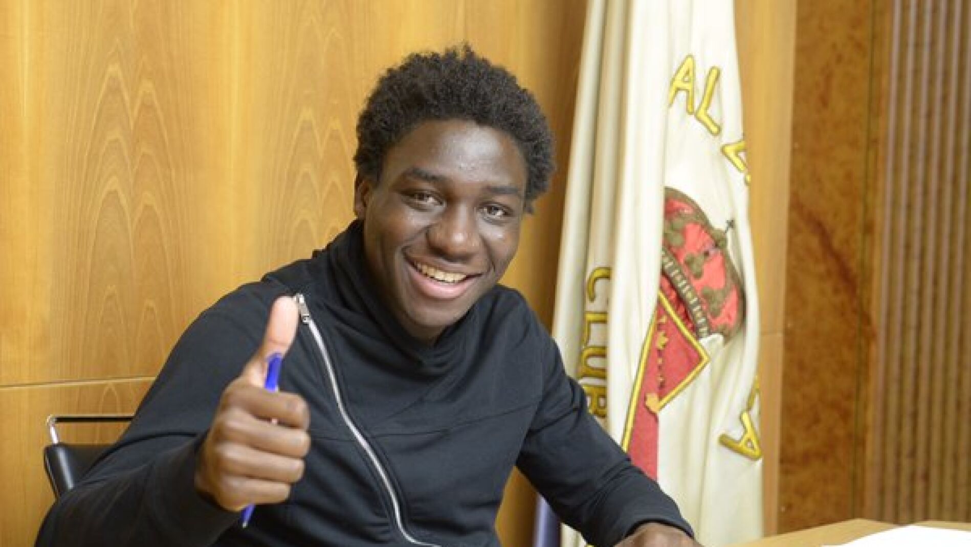 Dongou firma su contrato con el Zaragoza