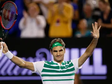 Roger Federer saluda al público tras ganar a Dimitrov Roger Federer saluda al público tras ganar a Dimitrov