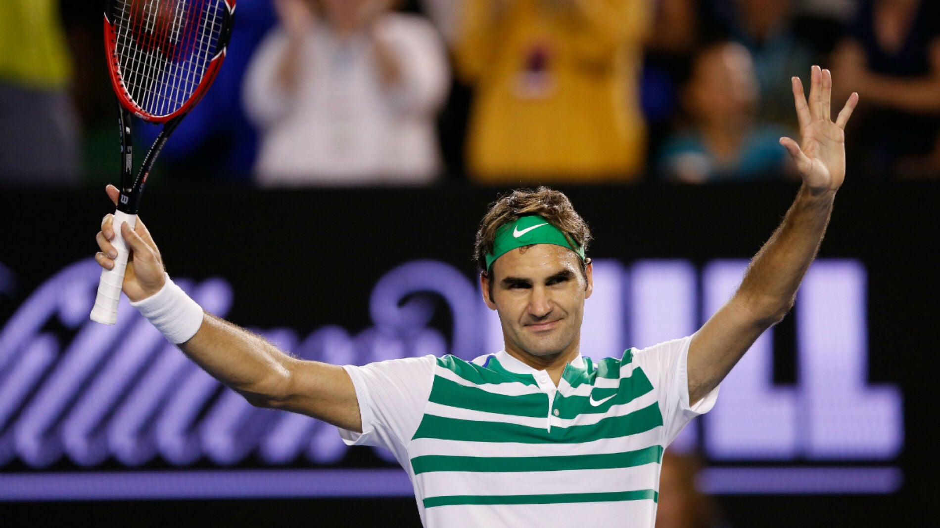 Roger Federer saluda al p&uacute;blico tras ganar a Dimitrov