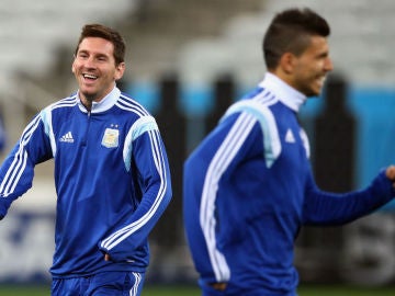 Messi y Agüero bromean en una concentración de Argentina