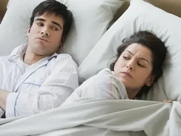 Una pareja en la cama Una pareja en la cama