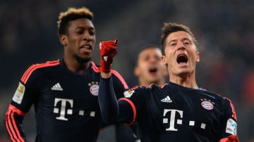 Lewandowski celebra uno de sus goles ante el Hamburgo