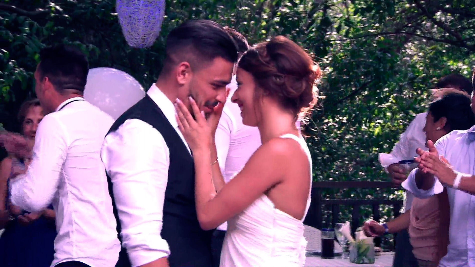 Cristina y Tito se besan ante la p&eacute;rfida mirada de la hermana del novio