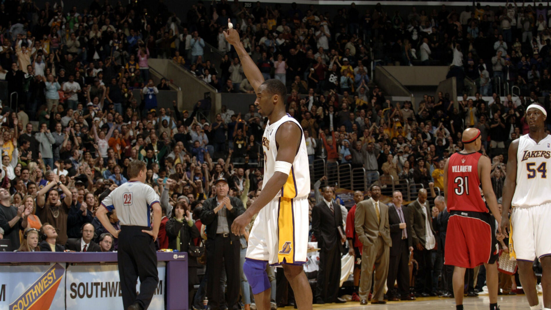 Kobe Bryant se va al banquillo tras anotar su punto n&uacute;mero 81 ante los Toronto Raptors