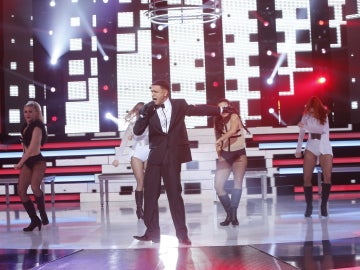 Adrián Rodríguez inunda el plató de reggaeton como Daddy Yankee y canta 'La nueva y la ex'