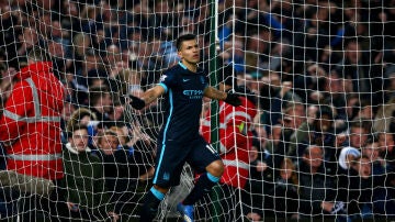 El Kun festeja un gol con el Manchester City