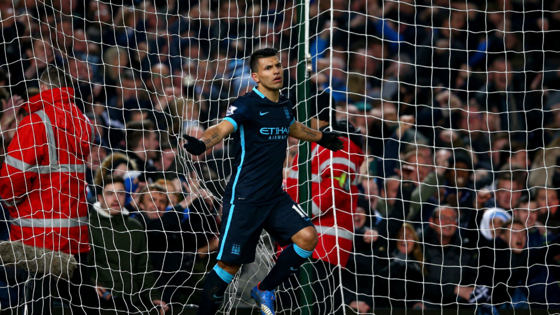 El Kun festeja un gol con el Manchester City