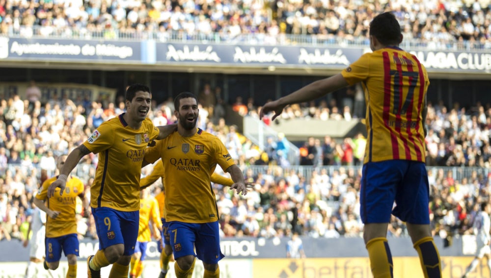 Luis Suárez y Arda festejan un gol con Munir