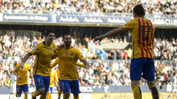 Luis Suárez y Arda festejan un gol con Munir