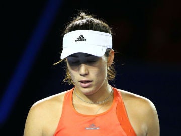 Garbiñe Muguruza, cabizbaja tras un punto ante Barbora Strycova