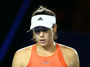 Garbiñe Muguruza, cabizbaja tras un punto ante Barbora Strycova Garbiñe Muguruza, cabizbaja tras un punto ante Barbora Strycova