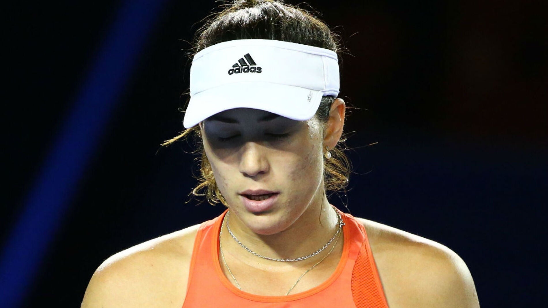 Garbi&ntilde;e Muguruza, cabizbaja tras un punto ante Barbora Strycova