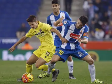 Denis Suárez lucha ante dos jugadores del Espanyol Denis Suárez lucha ante dos jugadores del Espanyol
