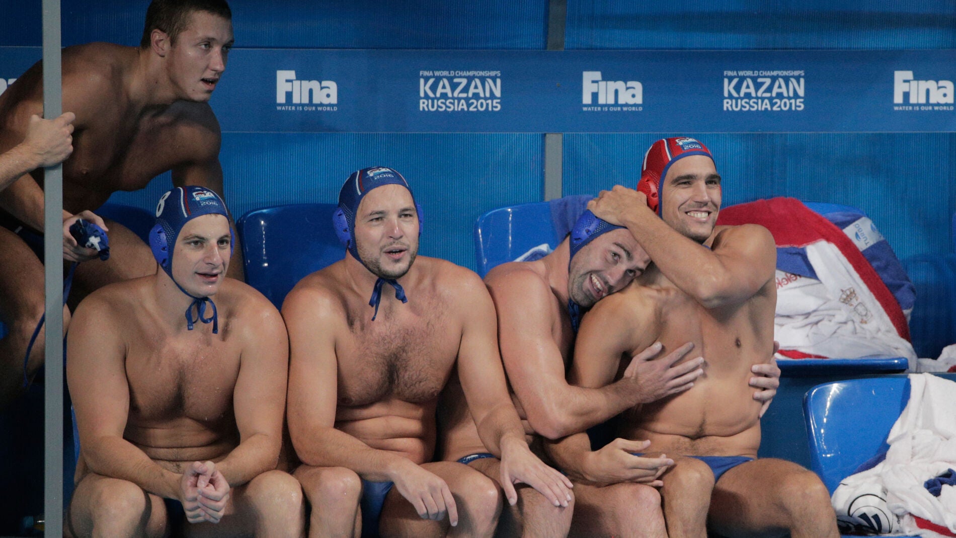 Los jugadores serbios se abrazan tras conseguir vencer en la final del Mundial