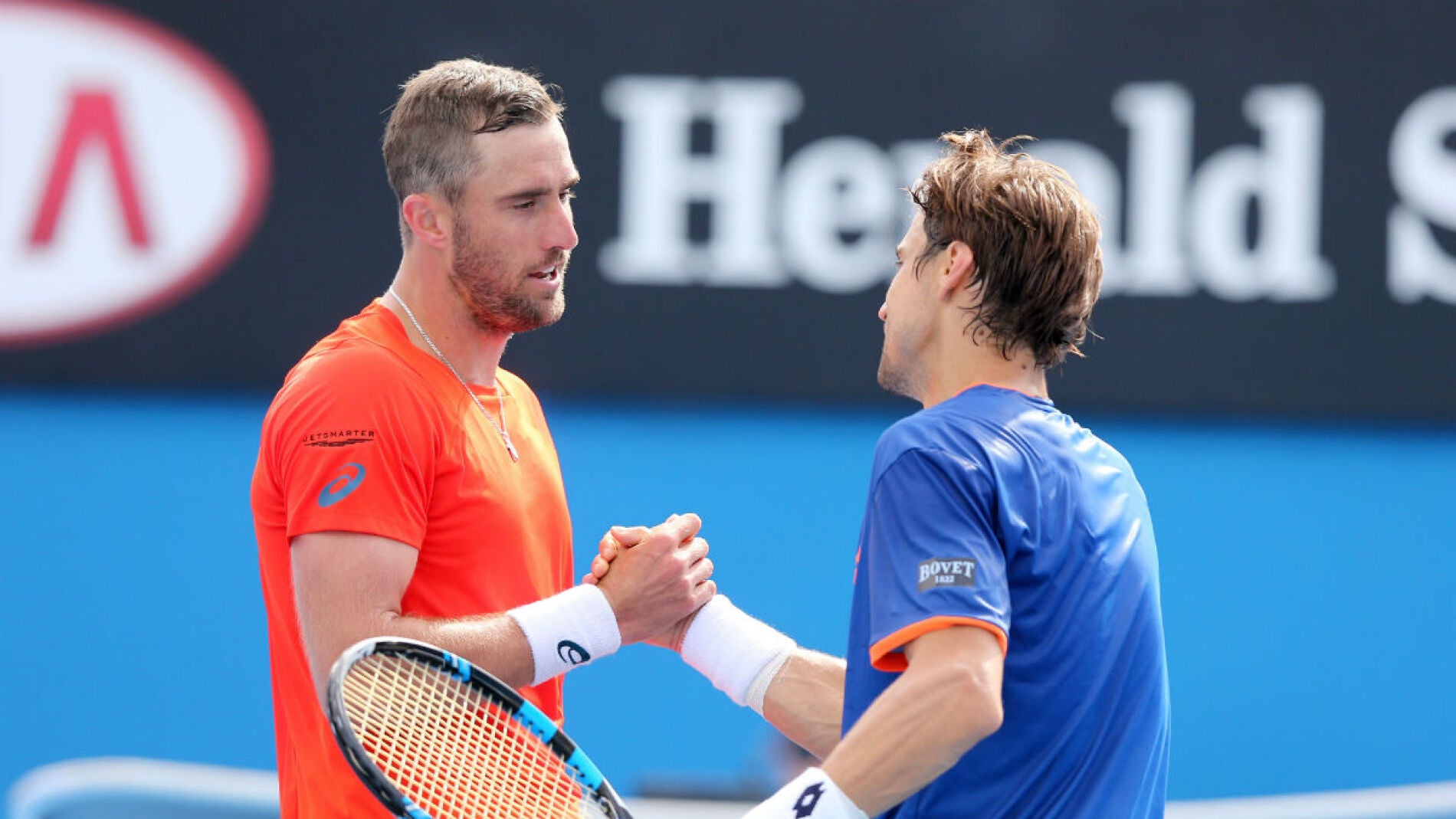 David Ferrer saluda a Steve Johnson tras sellar su pase a octavos
