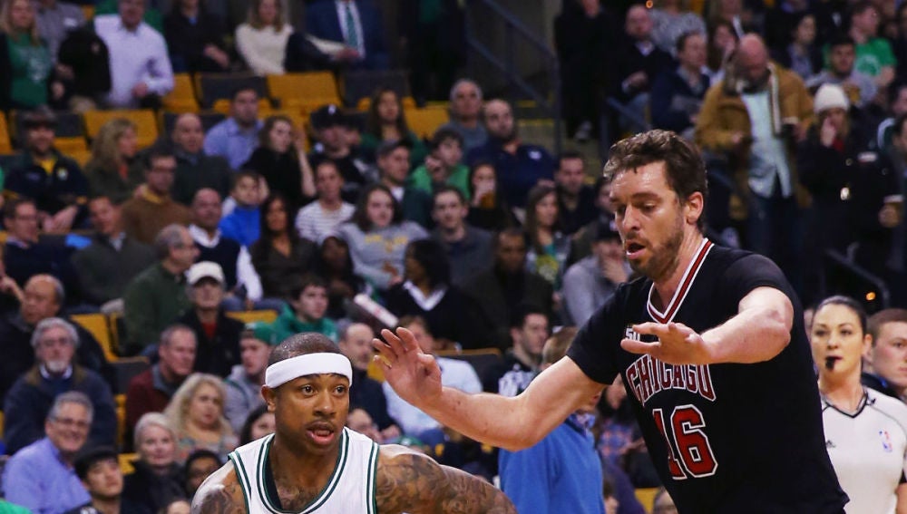 Pau Gasol trata de frenar a Isaiah Thomas