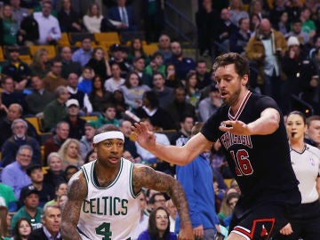 Pau Gasol trata de frenar a Isaiah Thomas