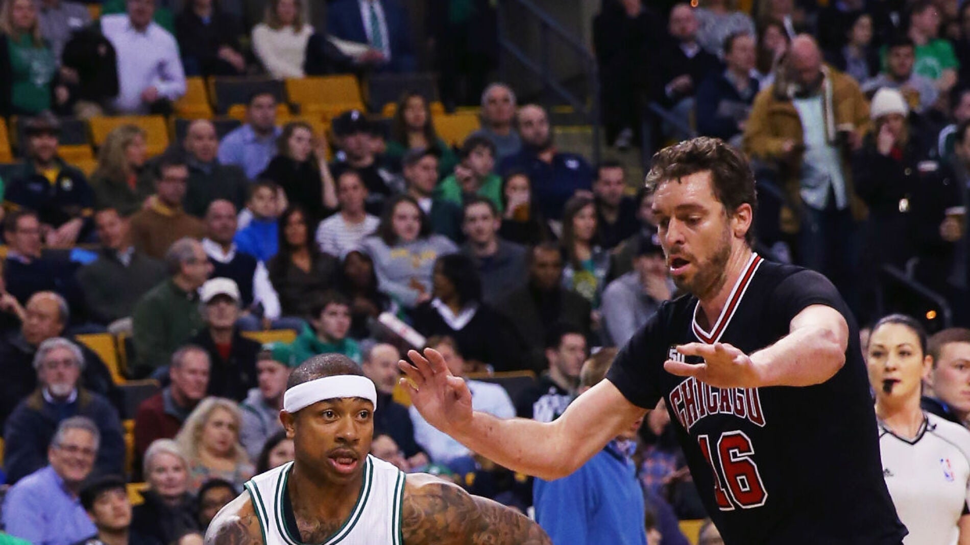 Pau Gasol trata de frenar a Isaiah Thomas