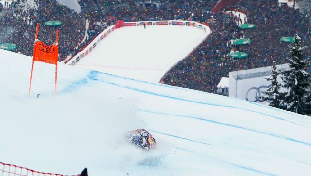Caída de Aksel Lund Svindal en Kitzbuehel (Austria)