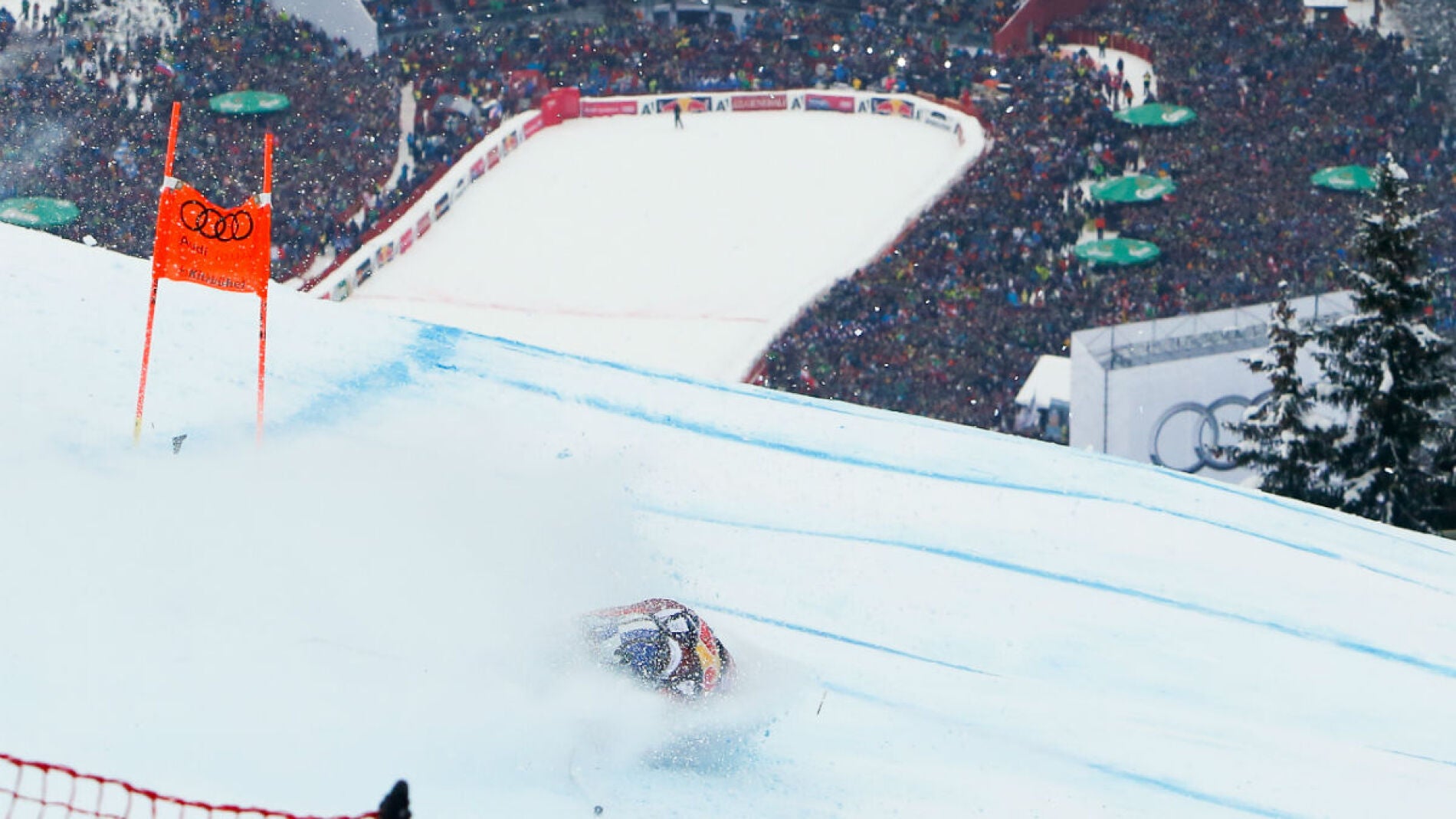 Ca&iacute;da de Aksel Lund Svindal en Kitzbuehel (Austria)