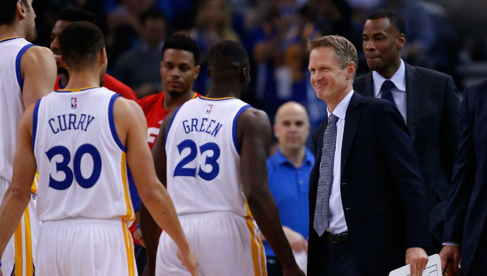Curry y Green se dirigen al banquillo ante la mirada de Steve Kerr