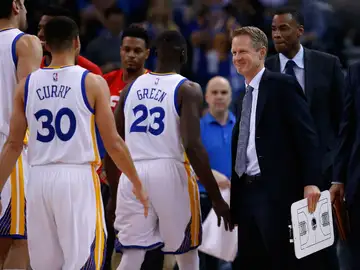 Curry y Green se dirigen al banquillo ante la mirada de Steve Kerr Curry y Green se dirigen al banquillo ante la mirada de Steve Kerr